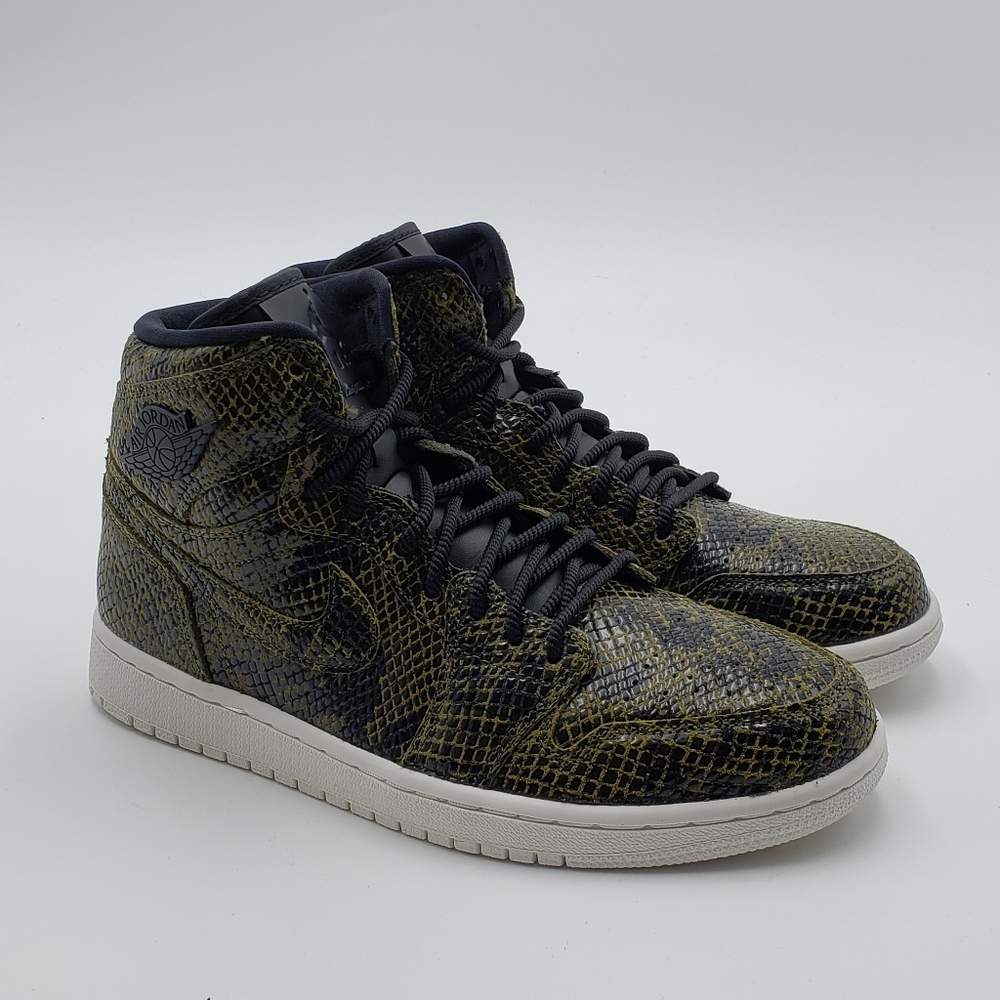 Womens Nike AIR JORDAN 1 RETRO HI PREMIUM Shoes - Picture 5 of 7